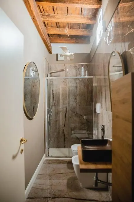 Centro Storico Luxury Smeraldo Suite: Historic Elegance with Hydromassage Ravenna Italy